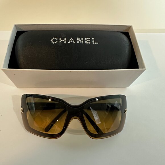 Authentic Chanel logo sunglasses with box& case main image 4